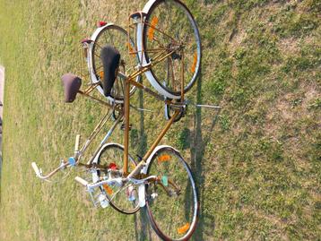 2 retro fietsen om op te maken. 0479750413 beschikbaar voor biedingen