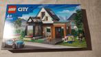 Lego City 60398 – Gezinswoning en elektrische auto, Nieuw, Complete set, Ophalen of Verzenden, Lego