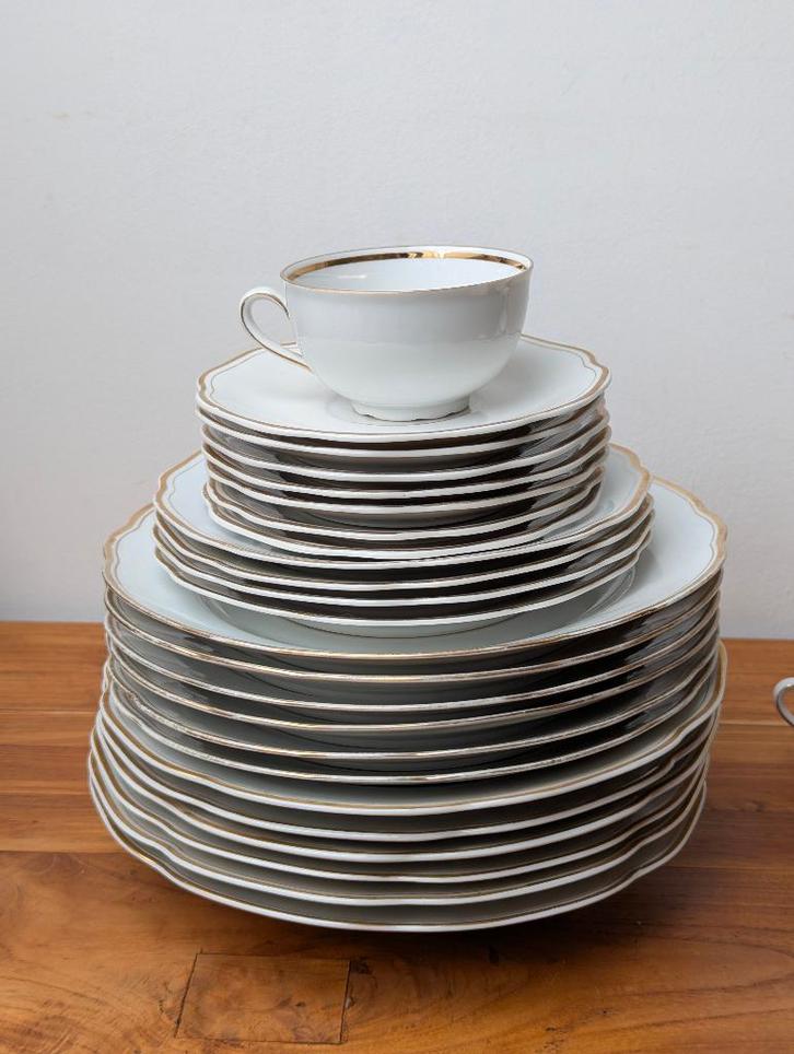 Vaisselle porcelaine - blanche - bordure dorée, Maison & Meubles, Cuisine | Vaisselle, Service complet, Autres styles, Porcelaine