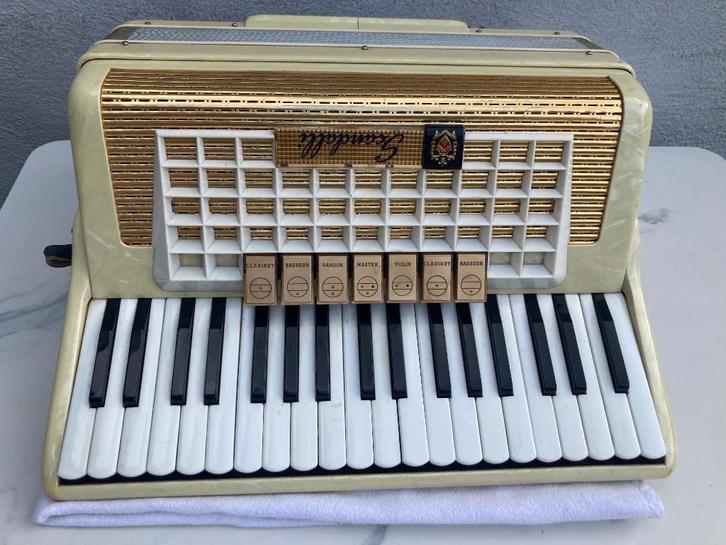Accordeon Scandalli met originele koffer, Muziek en Instrumenten, Accordeons, Toetsaccordeon, Scandalli, Met koffer, Met riemen