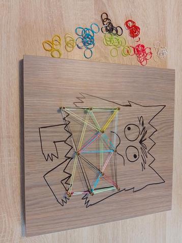 Bord kleurenmonsters met loom bandjes beschikbaar voor biedingen
