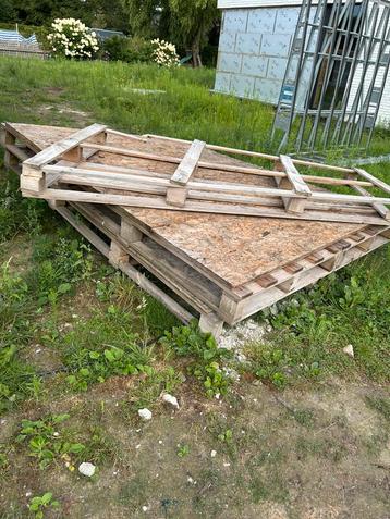 Grote palletten beschikbaar voor biedingen