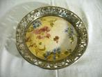 Plat ancien en porcelaine avec bord en métal argenté, Antiquités & Art, Enlèvement ou Envoi