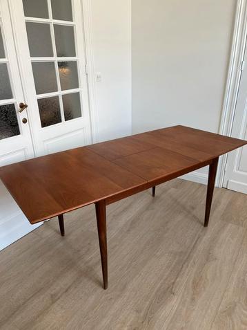 Vintage uitschuifbare eettafel beschikbaar voor biedingen