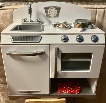 Speelkeuken met toebehoren.  beschikbaar voor biedingen