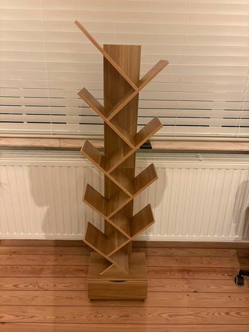 Boekenkast van kunsthout beschikbaar voor biedingen