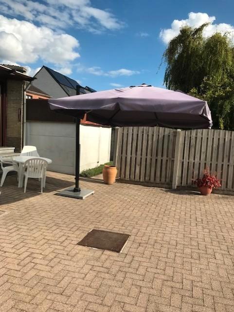 parasol met arduinen voet, Tuin en Terras, Parasols, Zo goed als nieuw, Ophalen