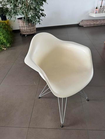 vitra dar kuipstoel wit/chroom frame beschikbaar voor biedingen