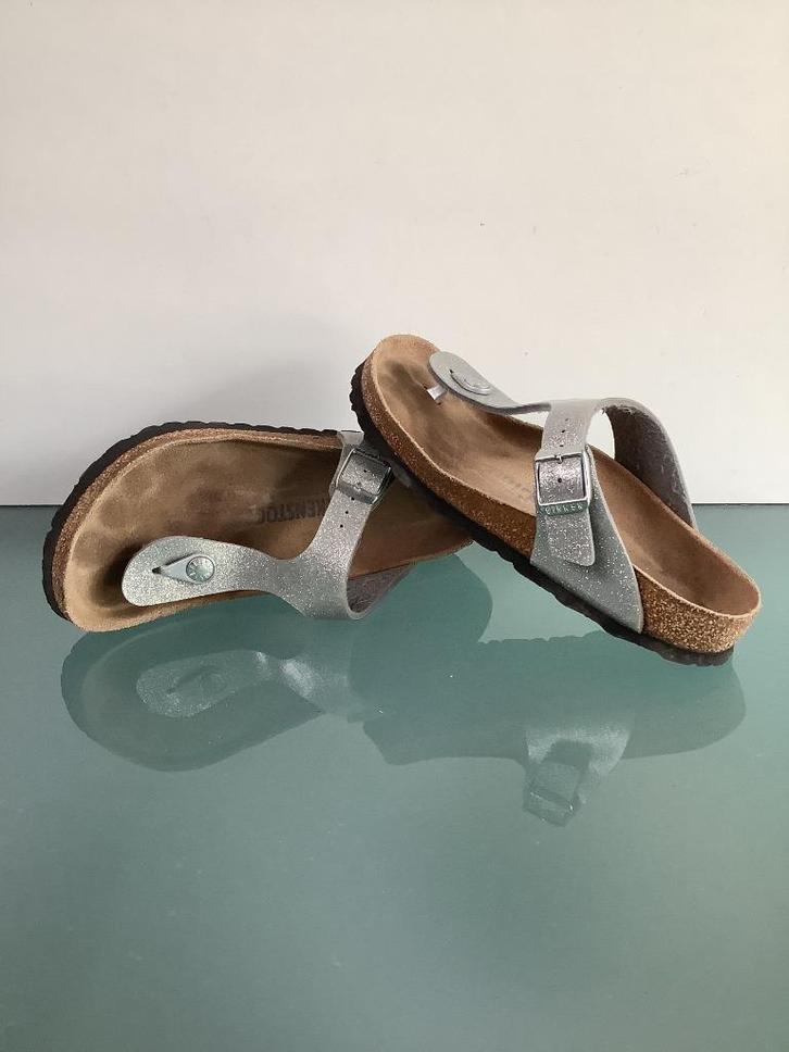 Gratis Verzenden | Birkenstock Gizeh zilveren slippers 36, Kleding | Dames, Schoenen, Zo goed als nieuw, Slippers, Overige kleuren