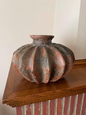 Terracotta vaas beschikbaar voor biedingen