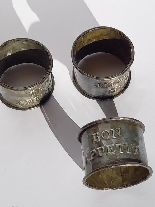 Lot de 3 Ronds de serviettes en zinc vintage "Bon appétit" p, Antiquités & Art, Antiquités | Porcelaine, Enlèvement ou Envoi