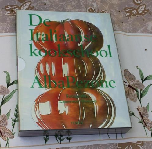 DE ITALIAANSE KOOKSCHOOL (3-delige cassette van ALBA PEZONE), Boeken, Kookboeken, Zo goed als nieuw, Italië, Ophalen of Verzenden