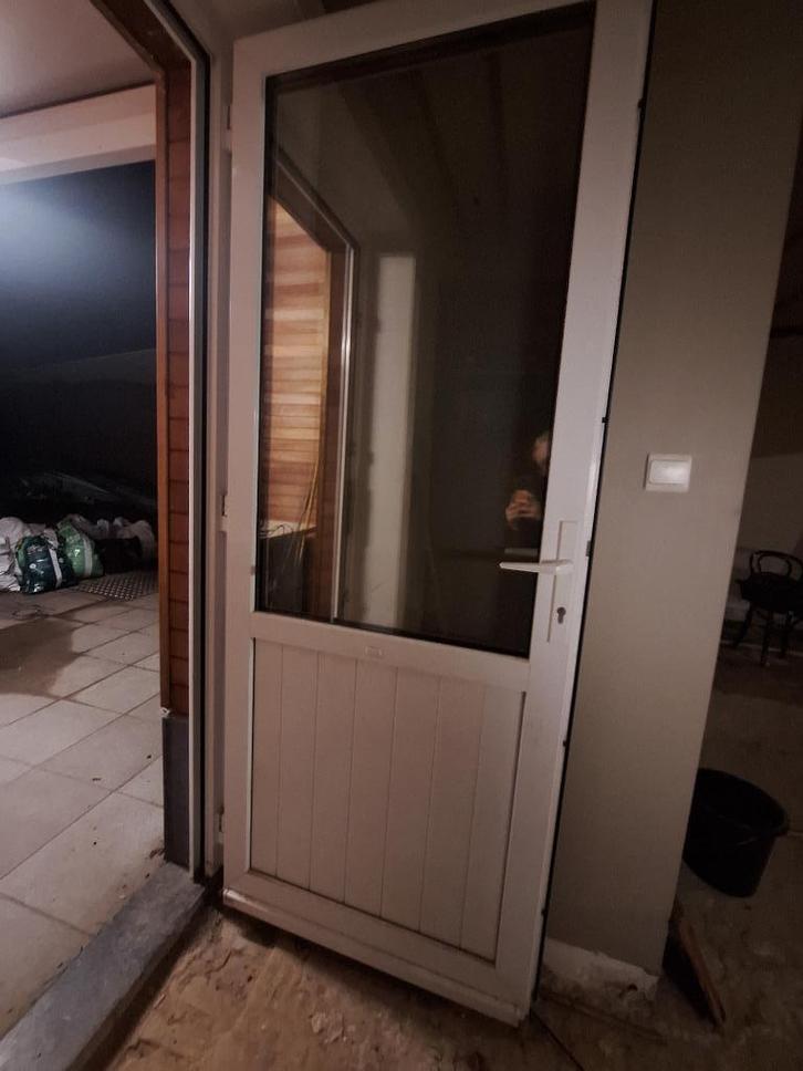 Witte achterdeur met vliegenraam, Doe-het-zelf en Bouw, Deuren en Vliegenramen, Gebruikt, Buitendeur, 200 tot 215 cm, 80 tot 100 cm