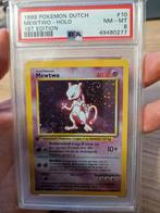 Mewtwo 1st edition PSA 8 Dutch NL Double Swirl, Enlèvement ou Envoi, Neuf, Cartes en vrac, Foil