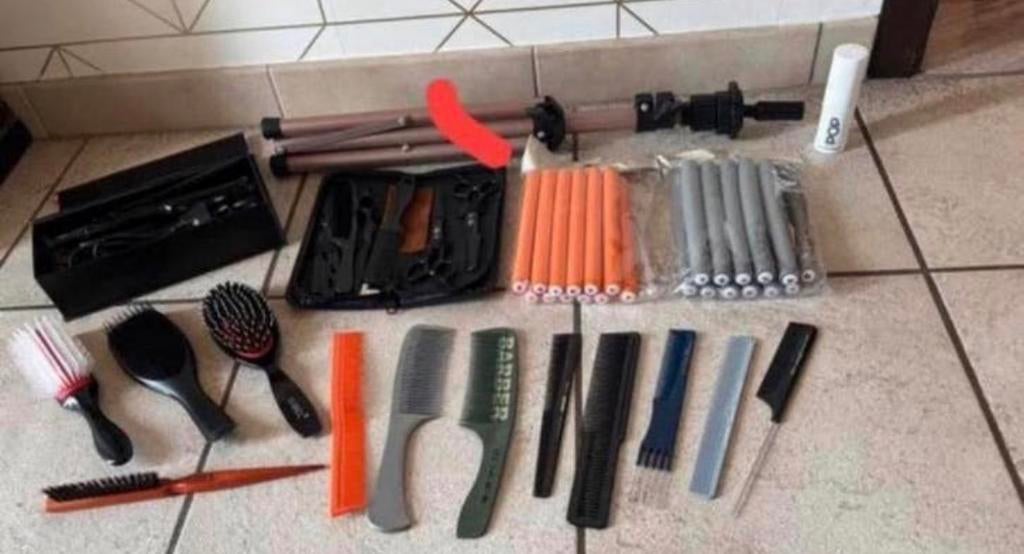 Allerlei kappersmateriaal, Ophalen