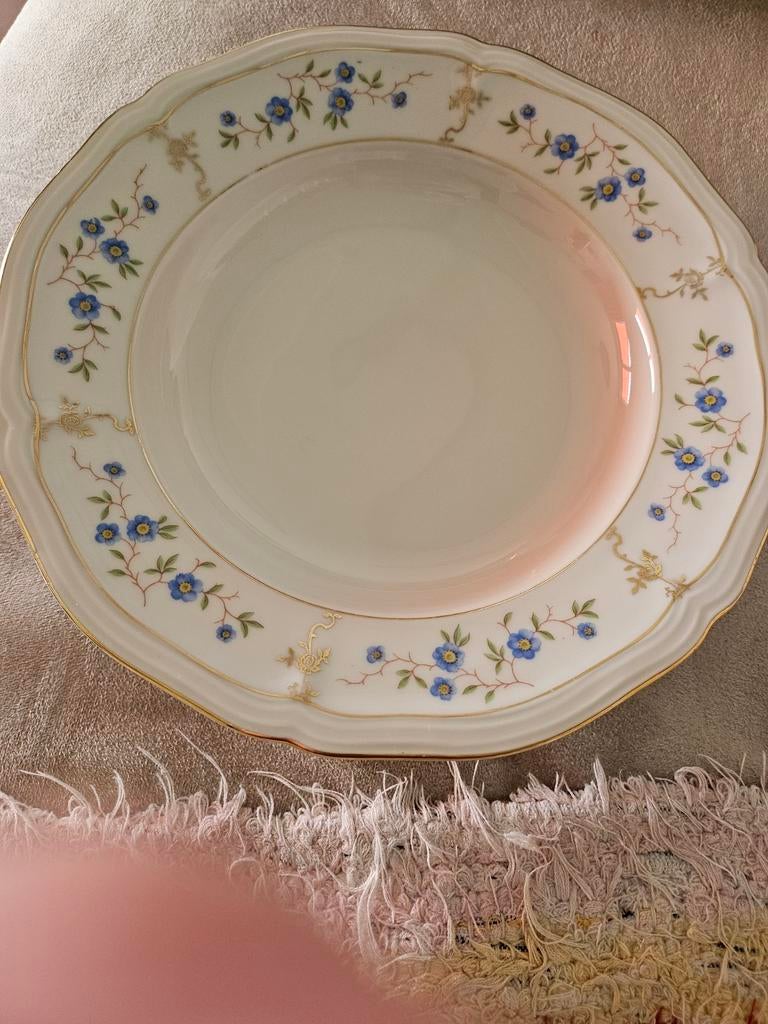 Vintage servies aan tafel, Ophalen