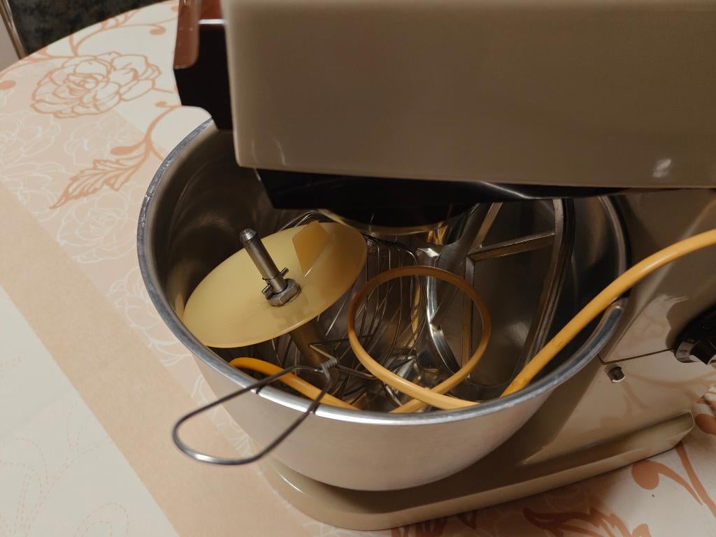 Keuken machine Kenwood met olie lek., 2 tot 3 liter, Ophalen, Gebruikt, 3 snelheden of meer