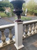 Oude marmeren pilaar met tuinvaas vaas, Ophalen