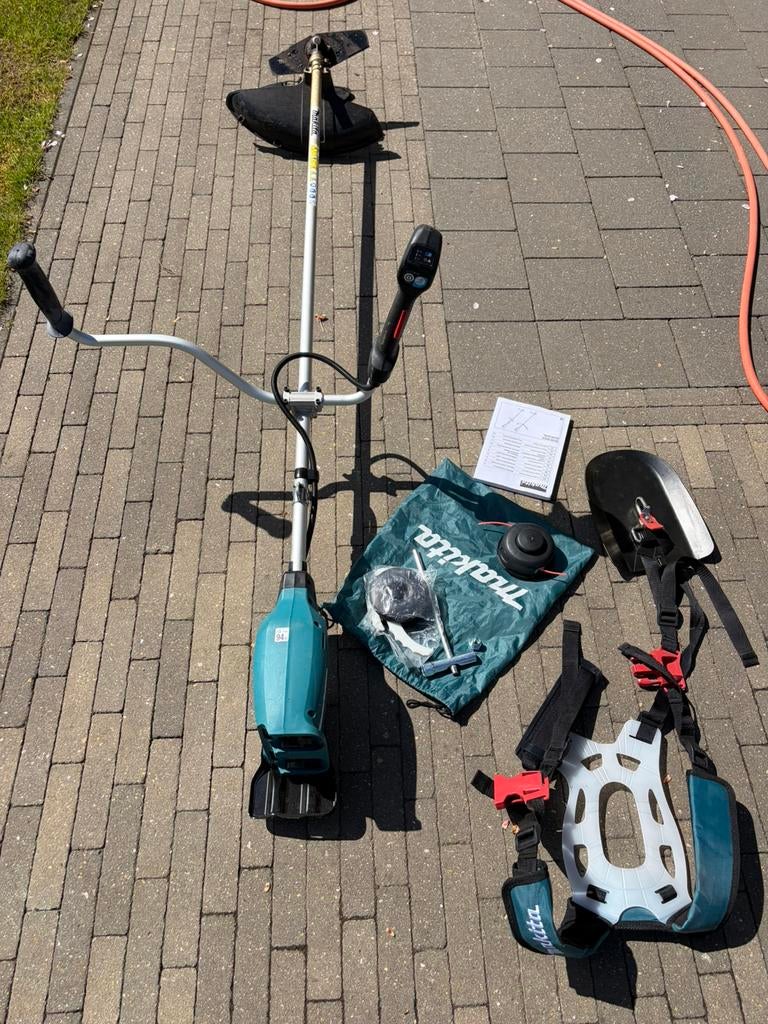 Makita Accu Bosmaaier U-greep 2 x 18 Volt excl. accu's, Tuin en Terras, Bosmaaiers, Zo goed als nieuw, Accu, Ophalen