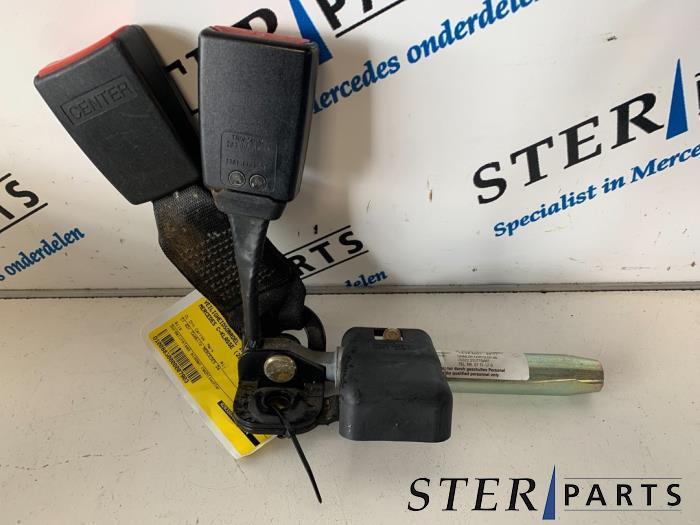 Insertion ceinture de sécurité arrière centre d'un Merced, Autos : Pièces & Accessoires, Habitacle & Garnissage, Mercedes-Benz