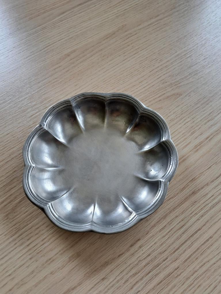 Petit plat en étain, Enlèvement