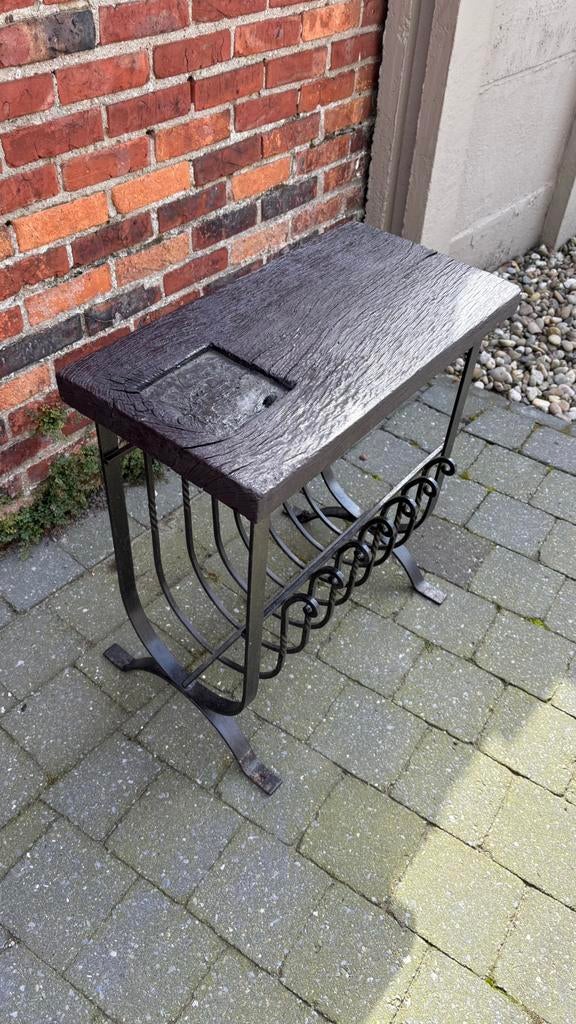 Gietijzeren vintage krantentafel 61 x 55 x 29, Ophalen, Zo goed als nieuw