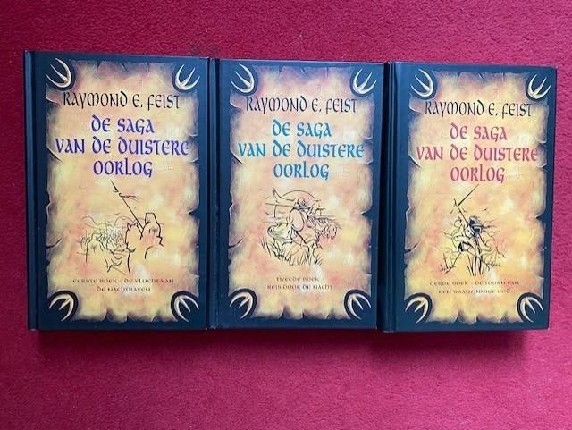 RAYMOND FEIST DE SAGA VAN DE DUISTERE OORLOG DE COMPLETE TRI, Boeken, Ophalen of Verzenden