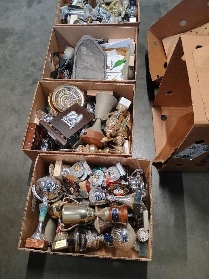 div bekers en trofeeën., Hobby & Loisirs créatifs, Articles de fête, Comme neuf, Autres types, Enlèvement