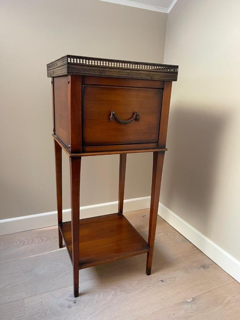 Vintage Kerselaren houten nachtkast met marmer inleg, lade, Antiek en Kunst, Ophalen