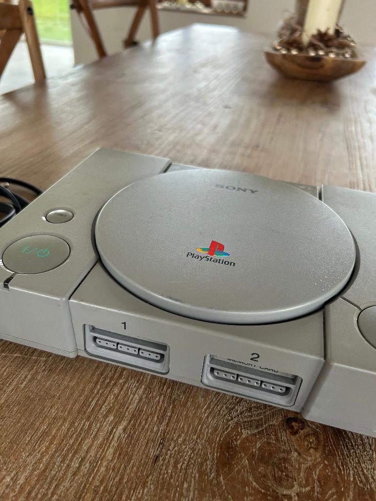 Playstation 1 met game + controller en alle kabels, Games en Spelcomputers, Spelcomputers | Sony PlayStation 1, Ophalen of Verzenden