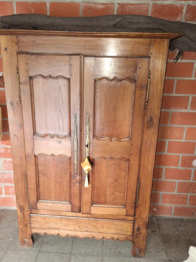 Armoire ancienne, XVIIIe siècle, Enlèvement