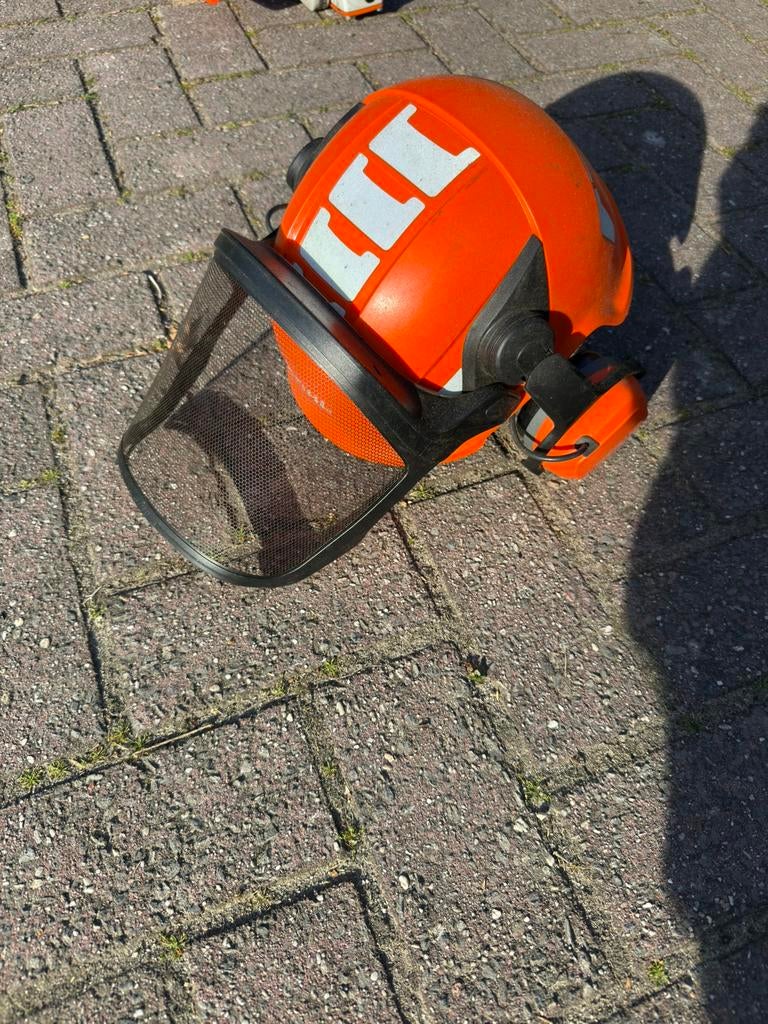 Advance dynamic sound beschermhelm met veerstalen raster, Bricolage & Construction, Casques de sécurité, Enlèvement, Avec visière