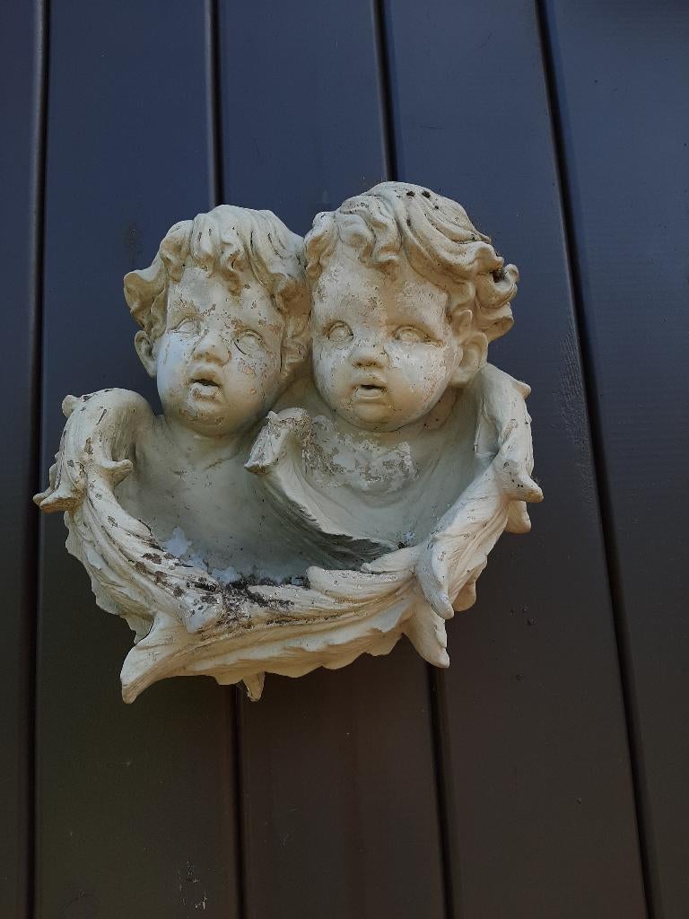 2 kinderhoofdjes boven drinkbak, Ophalen, Gebruikt, Beton, Overige typen