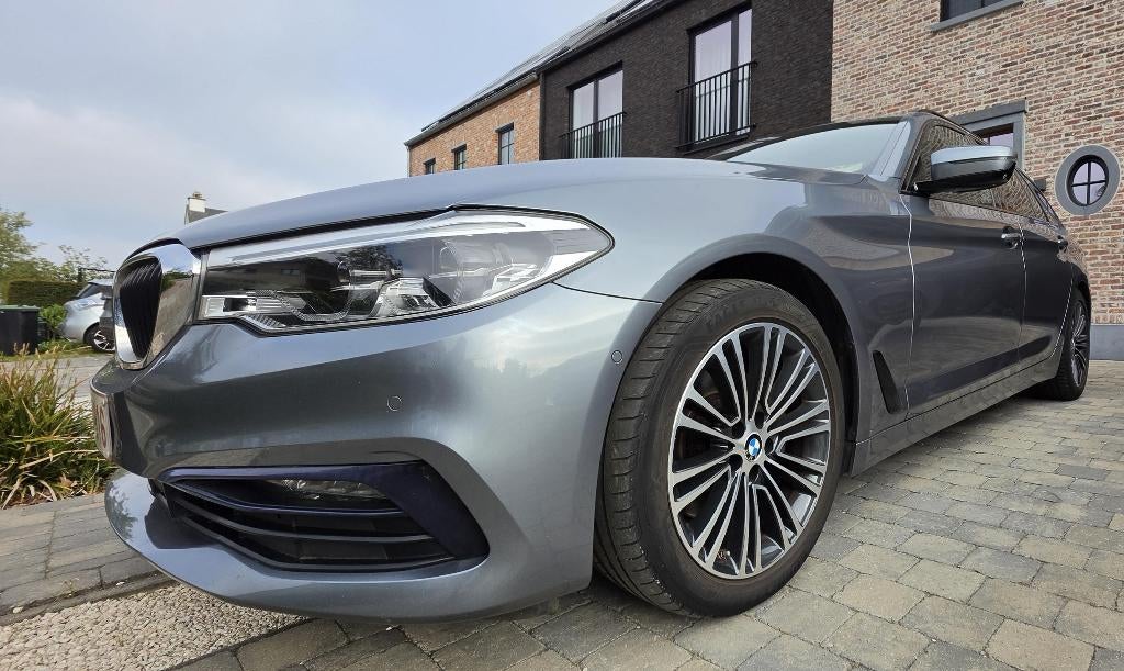 bmw 518d 2018 full option, Autos, BMW, Cuir, Argent ou Gris, Entretenue par le concessionnaire, Noir