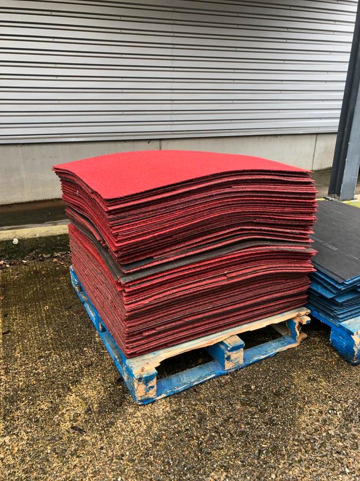 LOT de dalles de moquette rouge foncé de 65m2, Bricolage & Construction, Plaques & Panneaux, Enlèvement