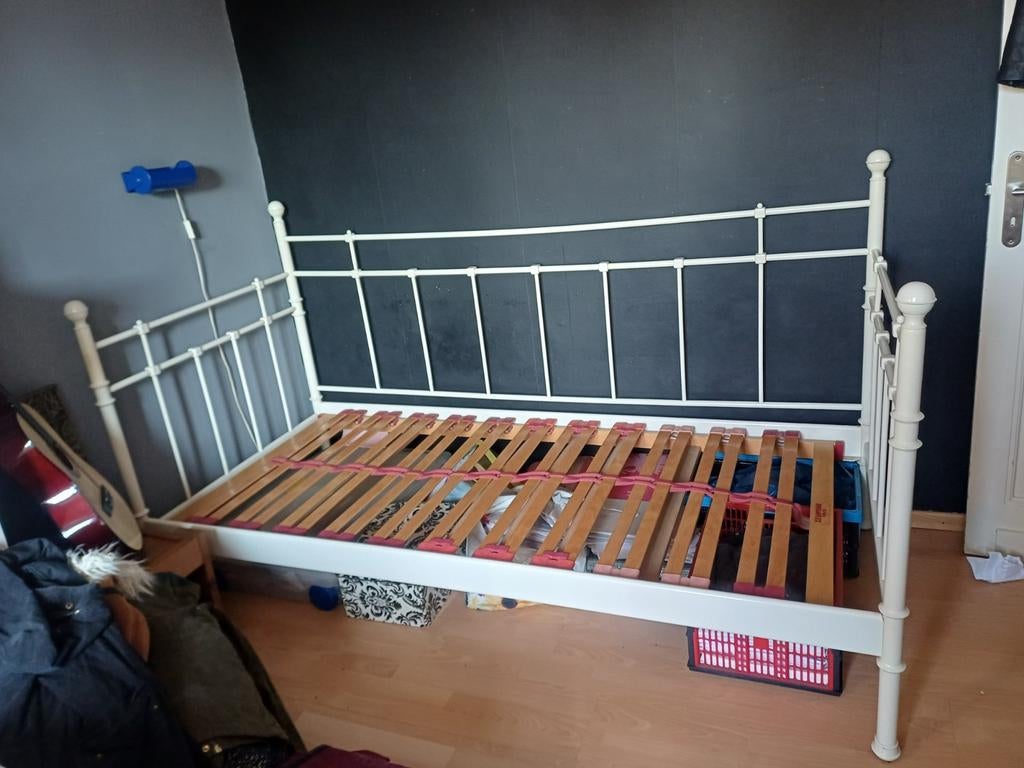 Metalen 1 persoonsbed., Huis en Inrichting, Slaapkamer | Bedden, Ophalen