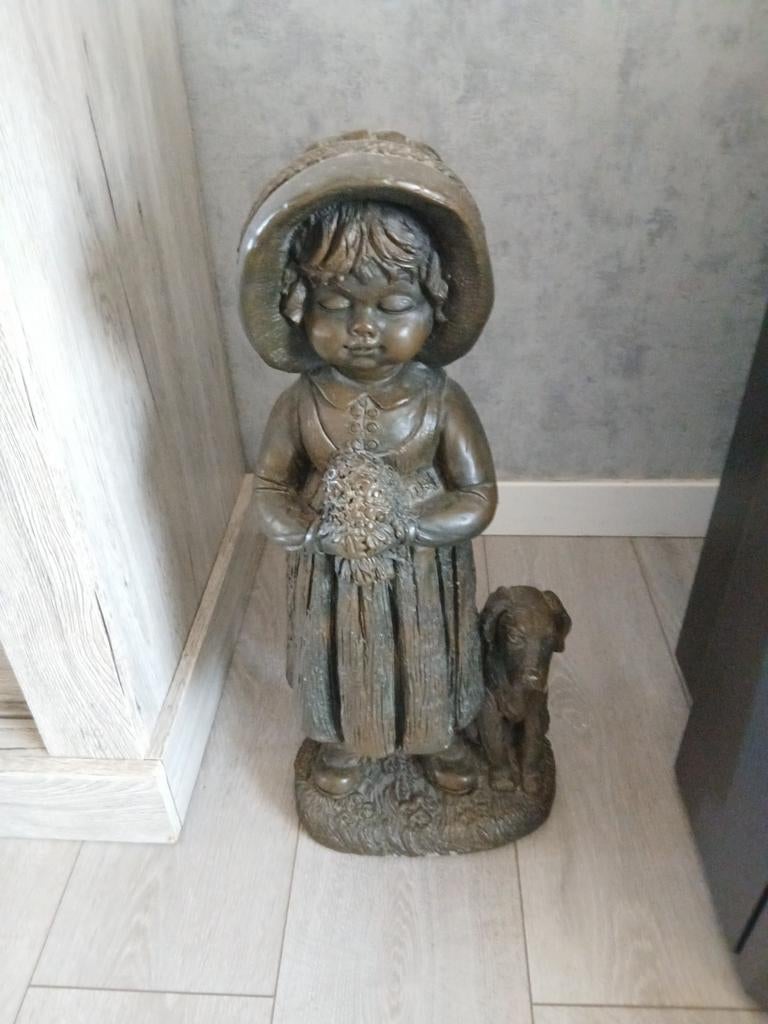 Grande statue de fille avec chien, Enlèvement