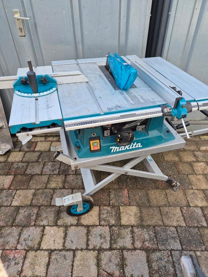 Scie à table Makita MLT100N avec base, Bricolage & Construction, Outillage | Scies mécaniques, Utilisé, Scie à onglet, 1200 watts ou plus