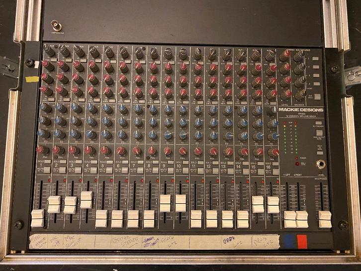 Mackie cr1604 avec rack de transport heavy duty, Muziek en Instrumenten, Mengpanelen, Gebruikt, 10 tot 20 kanalen, Microfooningang