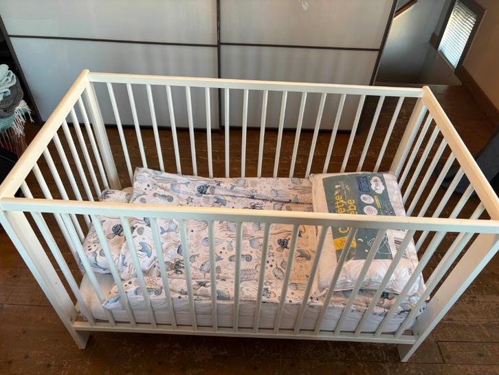 Babybed met matras en toebehoren, Kinderen en Baby's, Kinderkamer | Bedden, Zo goed als nieuw, Minder dan 140 cm, Minder dan 70 cm