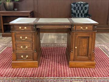 Klassiek Engels bureau #520 beschikbaar voor biedingen