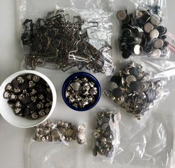 Boutons et attaches jean ou salopette beschikbaar voor biedingen