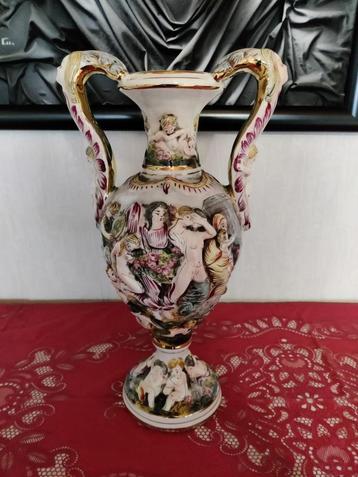 Prachtige & unieke vaas “Capodimonte” beschikbaar voor biedingen