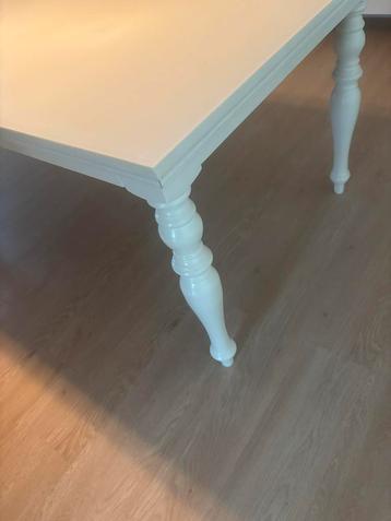Te koop deze prachtige eetafel met op maat gemaakte glas beschikbaar voor biedingen