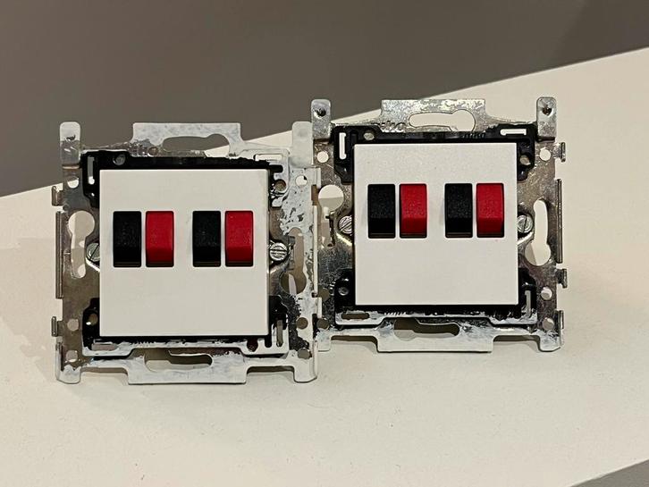 Niko tweevoudige luidsprekeraansluiting wit (101-69700), Bricolage & Construction, Électricité & Câbles, Neuf, Autres types, Enlèvement ou Envoi