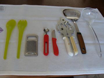 Lot ustensiles de cuisine+1 étagère avec 5pots vintage beschikbaar voor biedingen