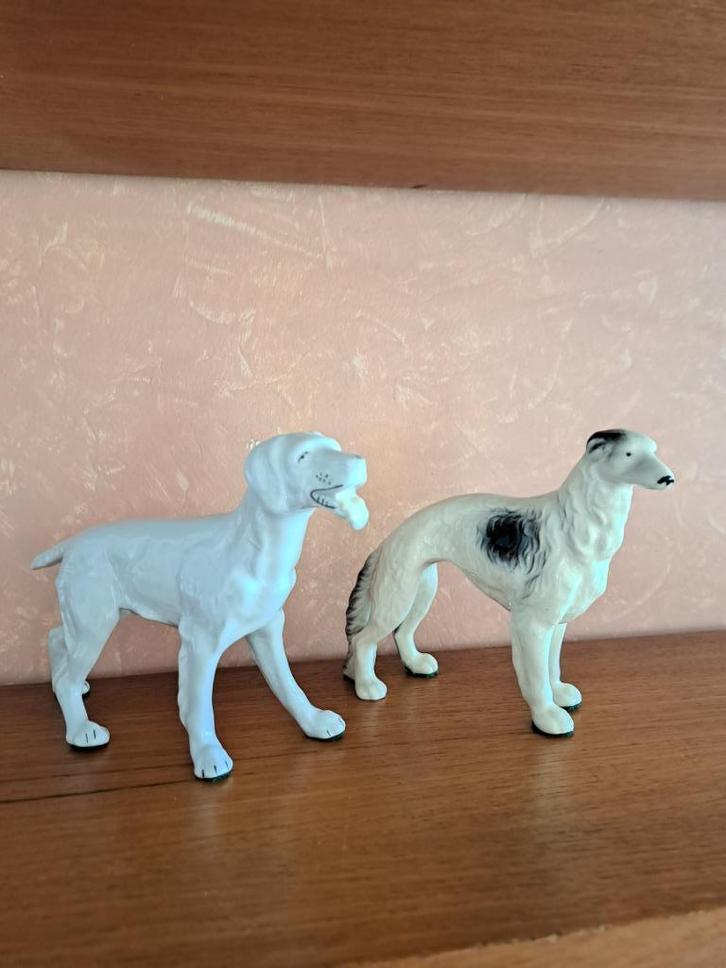 2 porseleinen honden, een Borzoi en een jachthond, Verzamelen, Beelden en Beeldjes, Zo goed als nieuw, Dier, Ophalen of Verzenden