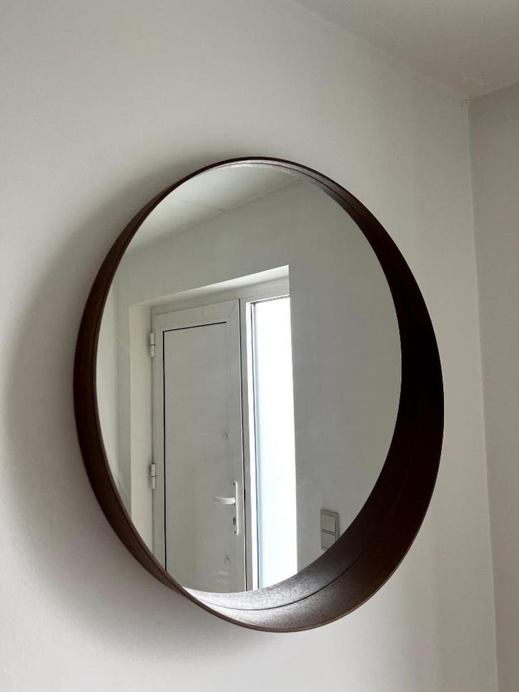 Grote ronde spiegel Stockholm Ikea 80 cm walnoot bruin teak, Huis en Inrichting, Woonaccessoires | Spiegels, Zo goed als nieuw