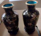 2 cloisonne minivaasjes op houten staandertjes, Antiek en Kunst, Ophalen of Verzenden