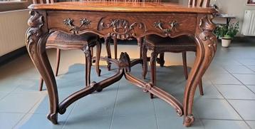 Tafel in Luiks snijwerk beschikbaar voor biedingen